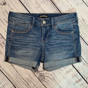 Express MIDI Low rise shorts. Cuffed. Size 6.